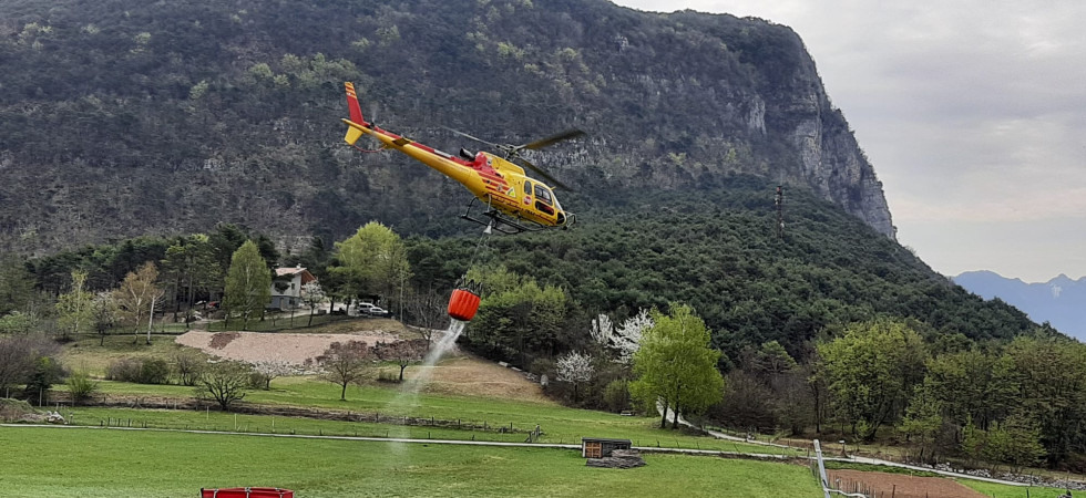 Incendio sopra il lago di Toblino, interviene l'elicottero